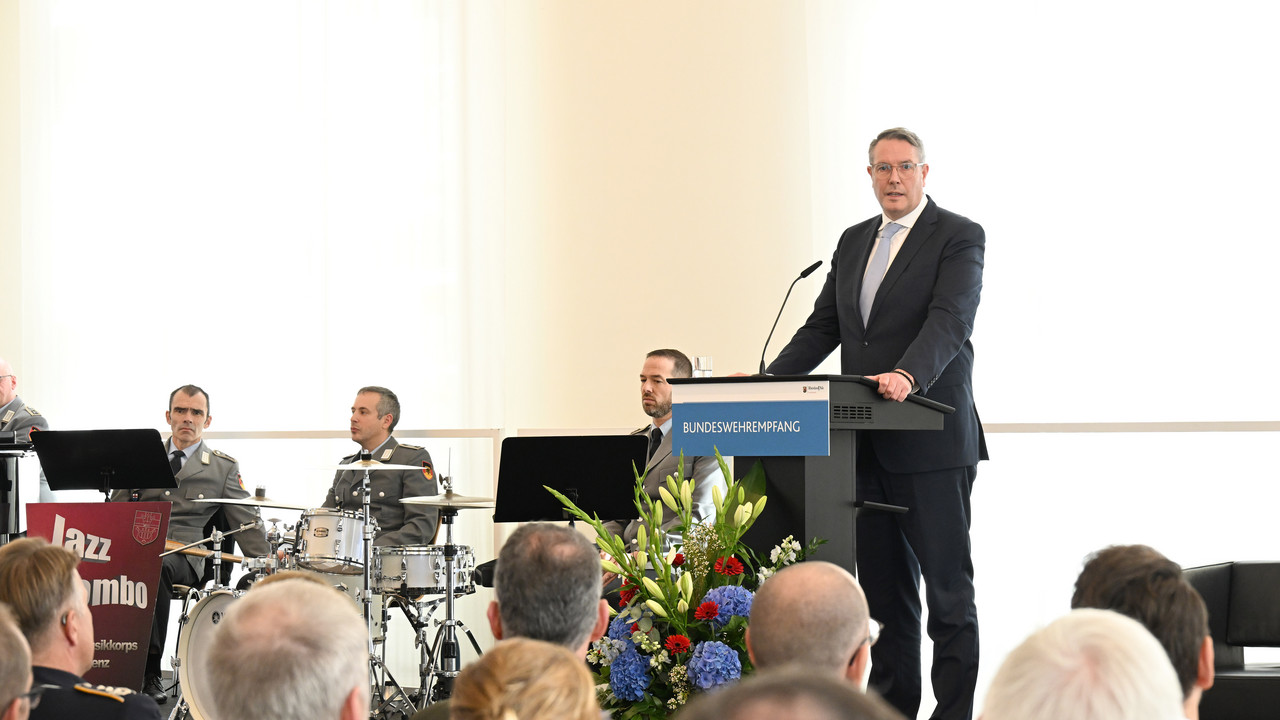 Ministerpräsident Alexander Schweitzer beim jährlichen Empfang anlässlich des Gründungsdatums der Bundeswehr im Festsaal der Staatskanzlei.