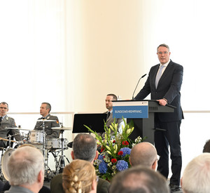 Ministerpräsident Alexander Schweitzer beim jährlichen Empfang anlässlich des Gründungsdatums der Bundeswehr im Festsaal der Staatskanzlei.