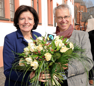 Ministerpräsidentin Malu Dreyer mit dem Geschäftsführer des Vereins TransFair, Dieter Overath; Bild: Schäfer / © Staatskanzlei