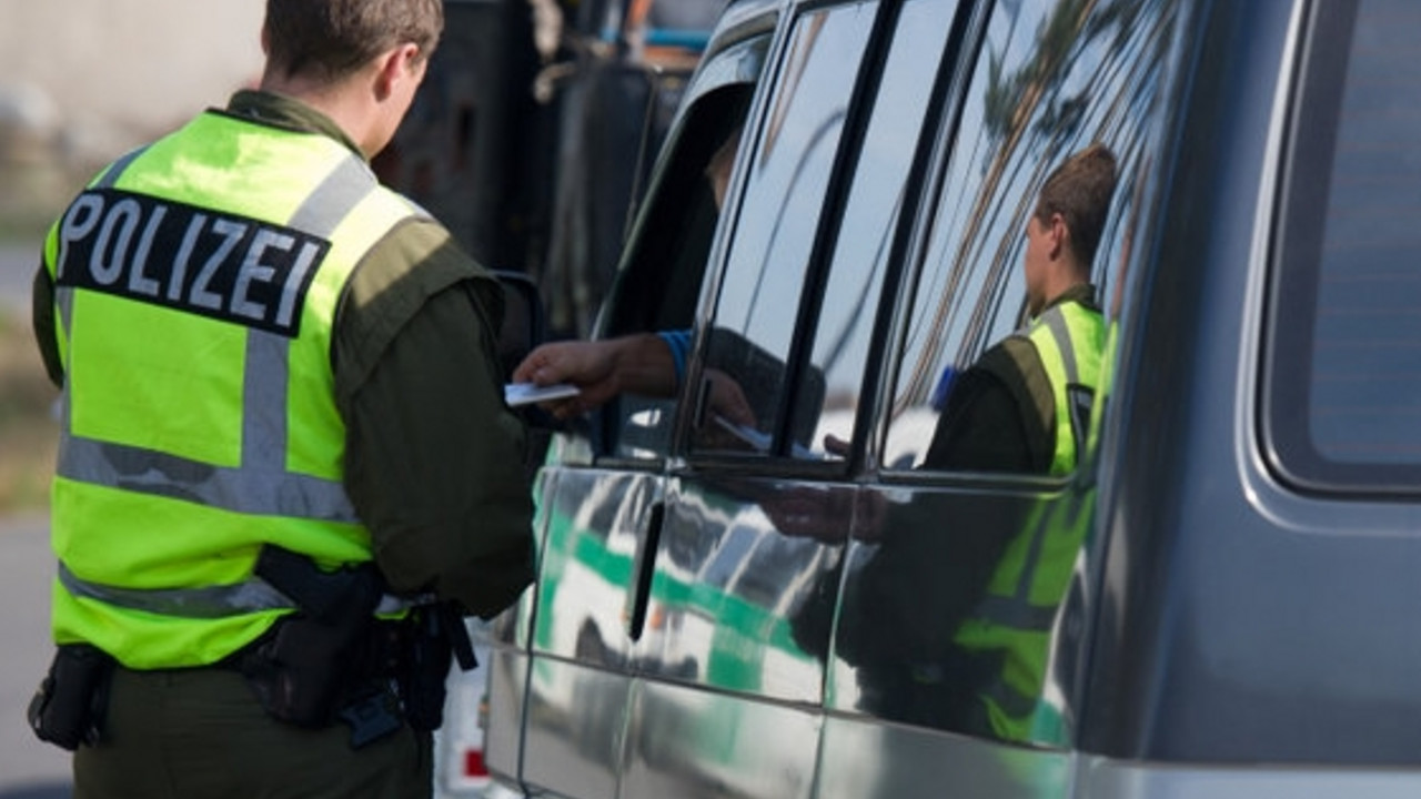 Polizei kontrolliert Fahrzeug