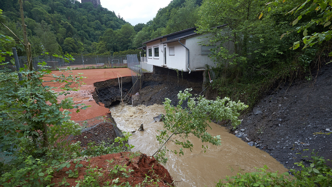 Der Tennisplatz und das dazugehörige Vereinsheim in Wellmich, einem Stadtteil von St. Goarshausen, sind am 30.05.2016 nach einem Unwetter teilweise eingebrochen