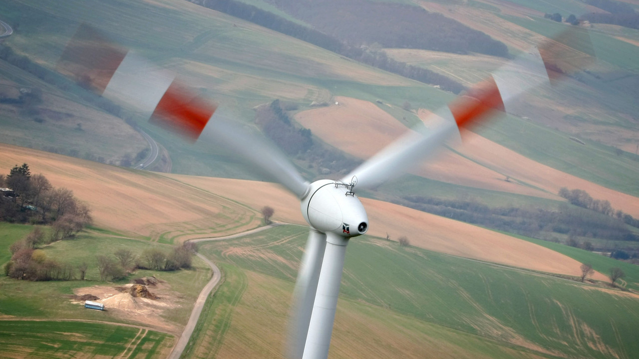 Windrad vor landwirtschaftlicher Nutzfläche