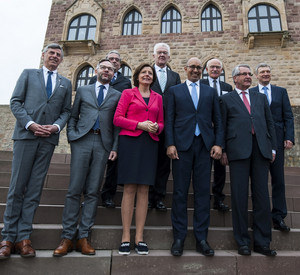 Gruppenbild auf der Treppe zum Hambacher Schloss