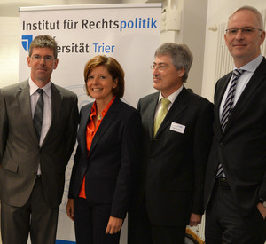 Präsident Michael Jäckel, Ministerpräsidentin Malu Dreyer, Professor Thomas Raab, Oberbürgermeister Wolfram Leibe.; Bild: Uni Trier