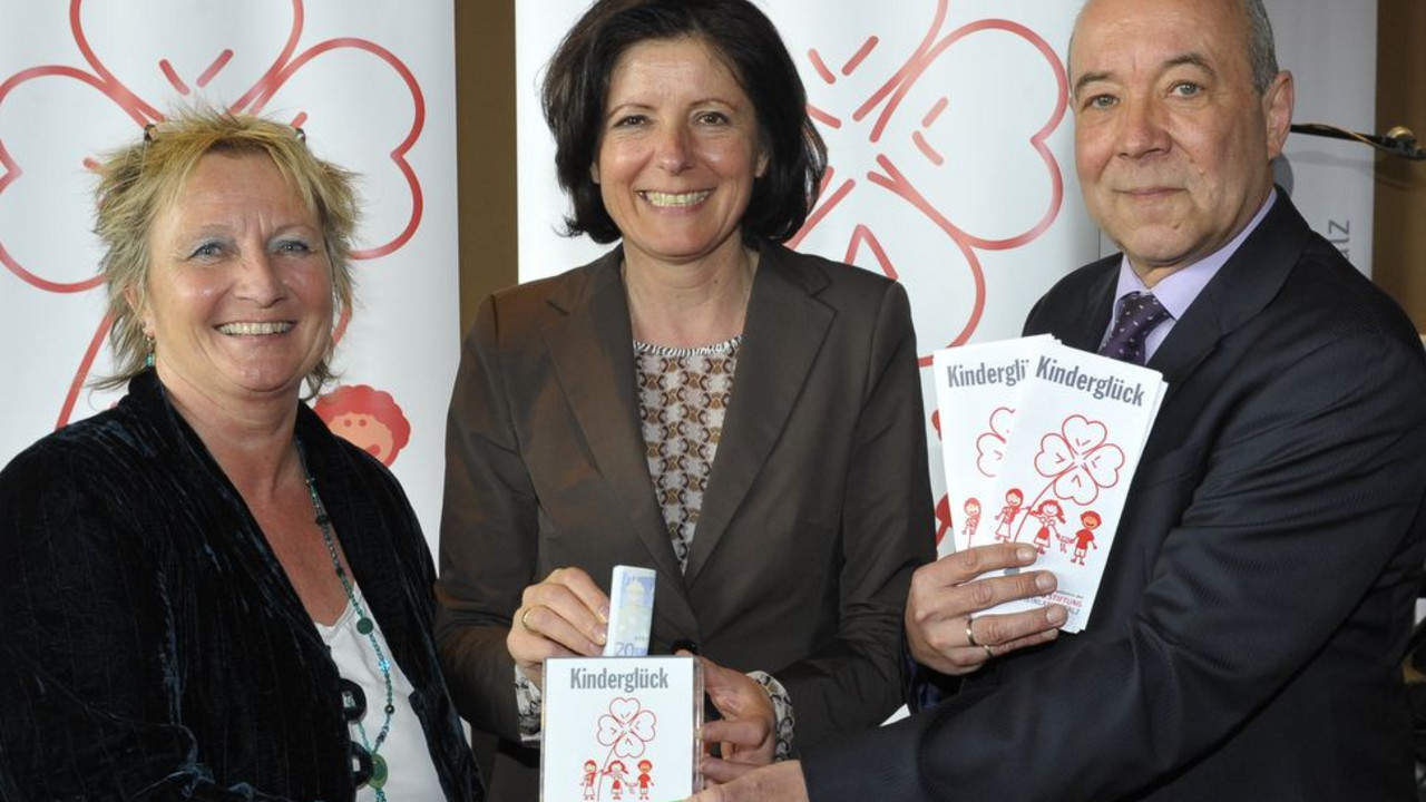 Ministerpräsidentin Malu Dreyer, Schirmherrin der Aktion „Kinderglück“, mit Kinder- und Jugendministerin Irene Alt und dem Vorsitzenden der Lotto Rheinland-Pfalz Stiftung Magnus Schneider; Bild: Peter Seydel / © Lotto RLP