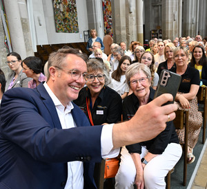 Ministerpräsident Alexander Schweitzer auf seiner Ehrenamtsreise "Starkes Engagement - Starkes Land: Ministerpräsident Alexander Schweitzer trifft Ehrenamt". Hier bei einem gemeinsamen Foto mit Bürgerinnen.
