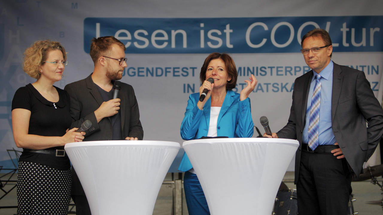 Ministerpräsidentin Malu Dreyer eröffnet am 09.07.2015 vor der Staatskanzlei zusammen mit dem Bildungsstaatssekretär Hans Beckmann (r.), der Direktorin vom Gutenberg-Museum in Mainz, Annette Ludwig und dem Slampoet Lars Ruppel das Jugendfest "Lesen ist COOLtur". 