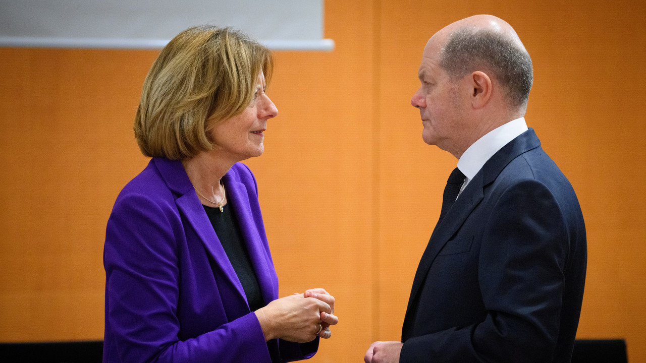 Ministerpräsidentin Malu Dreyer im Gespräch mit Bundeskanzler Olaf Scholz