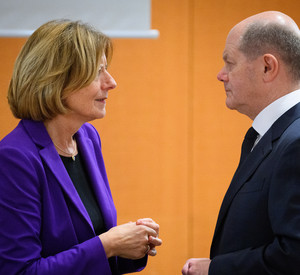 Ministerpräsidentin Malu Dreyer im Gespräch mit Bundeskanzler Olaf Scholz
