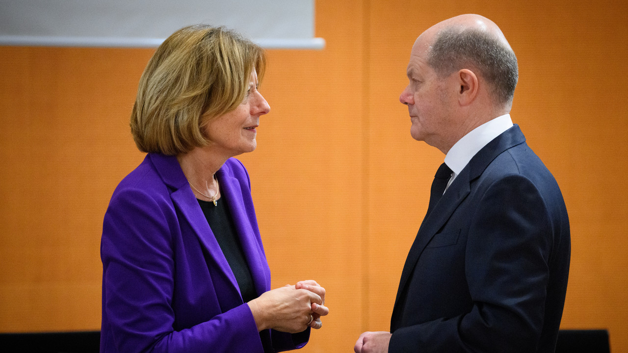 Ministerpräsidentin Malu Dreyer im Gespräch mit Bundeskanzler Olaf Scholz