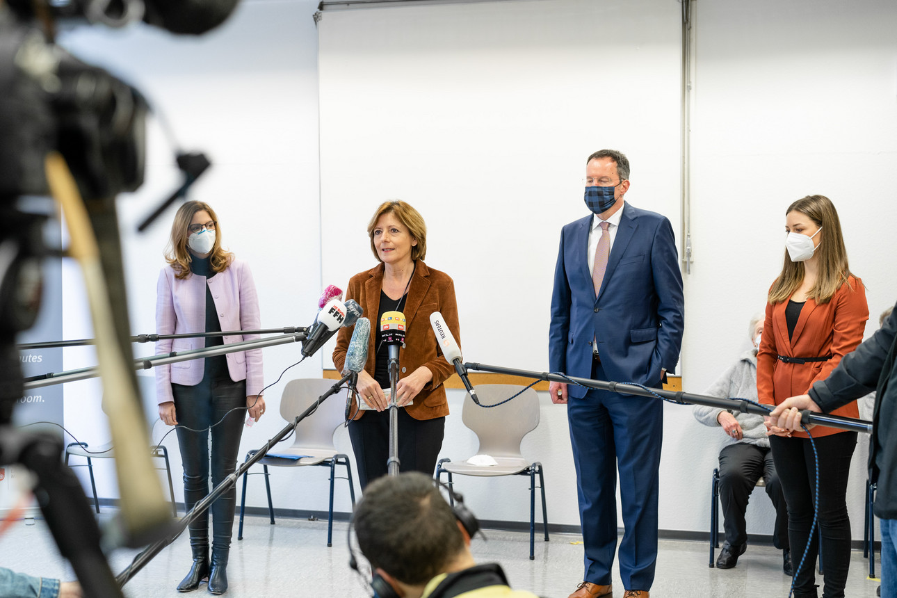Ministerpräsidentin Malu Deyer und damaliger Oberbürgermeister Michael Ebling in einem Impfzentrum.