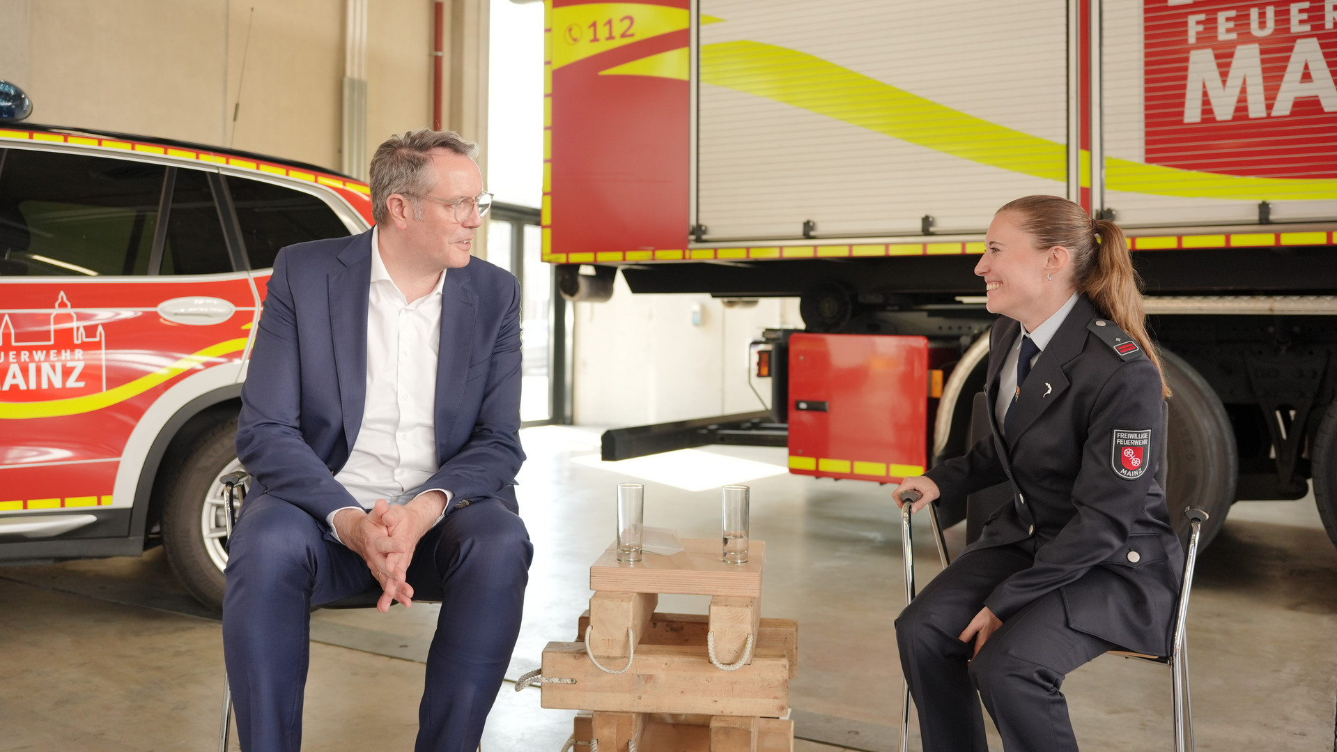 Ministerpräsident Alexander Schweitzer im Gespräch bei der Feuerwehr.