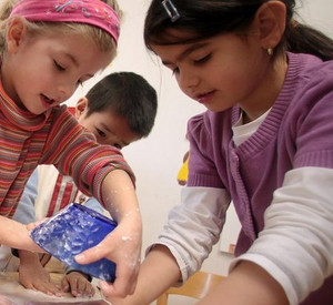 Kinder beim Backen; Bild: rlp-Archiv