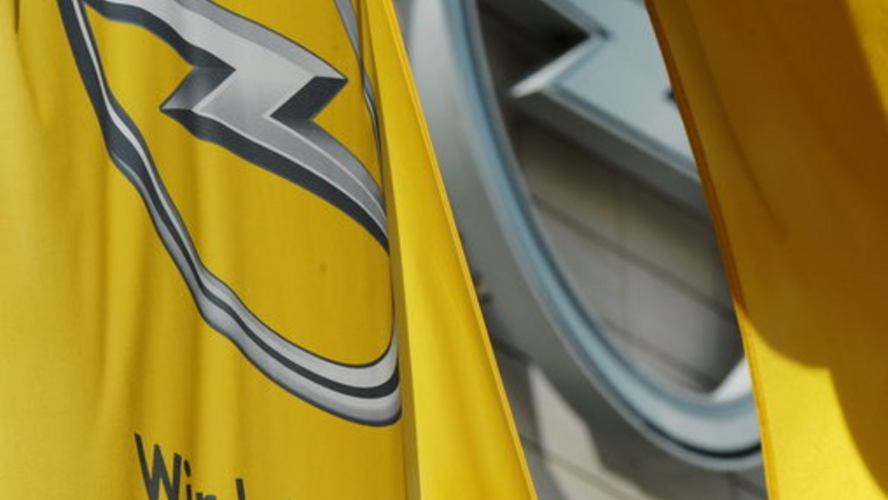 Fahnen und Logo Opel; Bild: dpa