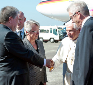 Ministerpräsident Kurt Beck begrüßt Papst Benedikt XVI. bei dessen Ankunft im baden-württembergischen Lahr am 24. September 2011. Bild: Presse- und Informationsamt der Bundesregierung
