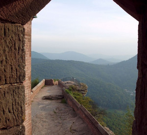 Die Burg Trifels gehört zu den Spielstätten der Reihe "Musik in Burgen und Schlössern"; Bild: RLP Tourismus
