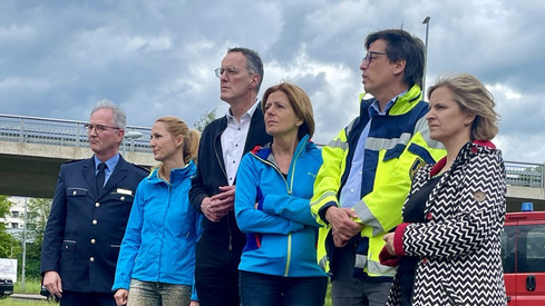 Malu Dreyer, Innenminister Michael Ebling und Umweltministerin Katrin Eder machen sich ein Schadensbild im Hochwassergebiet und danken den Einsatzkräften