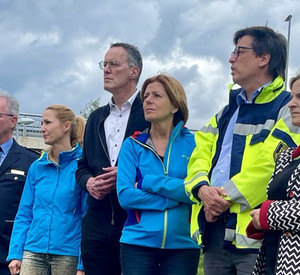 Ministerpräsidentin Malu Dreyer, Innenminister Michael Ebling und Umweltministerin Katrin Eder machen sich ein Bild von der Lage vor Ort und danken den Einsatzkräften.