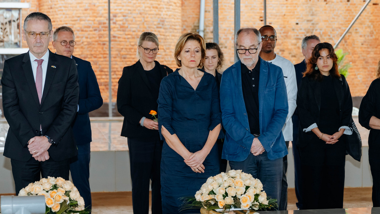 Ministerpräsidentin Malu Dreyer hatte zusammen mit der Delgation die Gedenkstätten Nyamata und Gisozi besucht. Ministerpräsidentin und Landtagspräsident Hendrik Hering hatten dabei Blumen an Massengräbern niedergelegt.