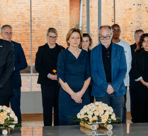 Ministerpräsidentin Malu Dreyer hatte zusammen mit der Delgation die Gedenkstätten Nyamata und Gisozi besucht. Ministerpräsidentin und Landtagspräsident Hendrik Hering hatten dabei Blumen an Massengräbern niedergelegt.