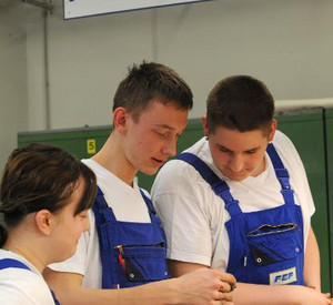 Junge Auszubildende; Bild: dpa