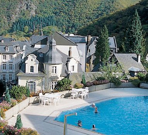 Blick auf Bad Bertrich mit Außenschwimmbecken; Bild: Rheinland-Pfalz Tourismus (Archiv)