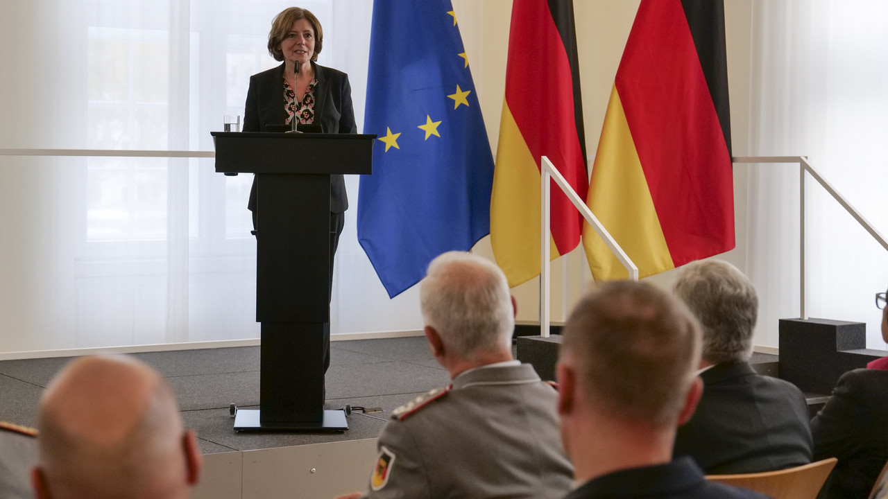 Ministerpräsidentin beim Bundeswehrempfang im Festsaal der Staatskanzlei. 