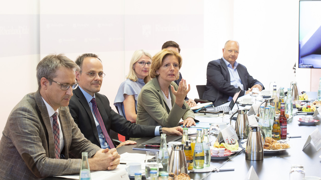 Ministerpräsidentin Malu Dreyer berät sich mit Corona-Expertenteam 