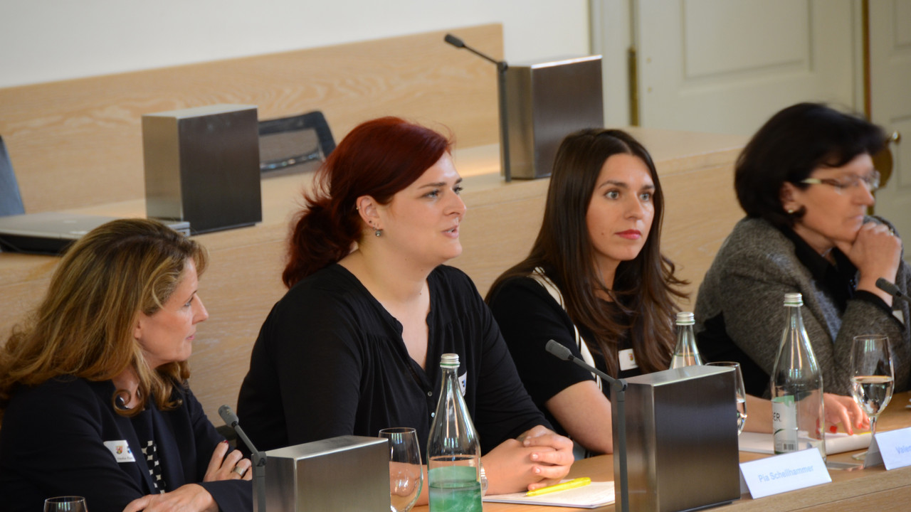 Podiumsdiskussion mit Staatssekretärin Heike Raab und MdL Pia Schellhammer; Foto: Kanton Aargau