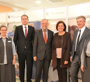 Ministerpräsidentin Malu Dreyer und der Oberbürgermeister der Stadt Trier, Klaus Jensen (Mitte), besuchten das Trierer Klinikum Mutterhaus der Borromäerinnen, um offiziell die neuen Pflegestationen zu eröffnen. Begrüßt wurden Sie von Pflegedirektori