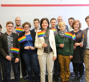 Ministerpräsidentin Malu Dreyer trifft junge Ehrenamtliche von QueerNet RLP anlässlich des IDAHO; Foto: Kristina Schäfer / © Staatskanzlei