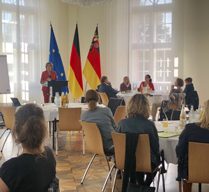 Ministerpräsidentin Malu Dreyer beim Beteiligungsprozesses zur Erstellung des Landesaktionsplans gegen Rassismus und Gruppenbezogene Menschenfeindlichkeit.