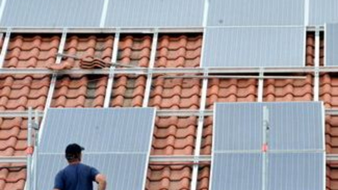 Solarzellen auf einem Hausdach; Bild: dpa
