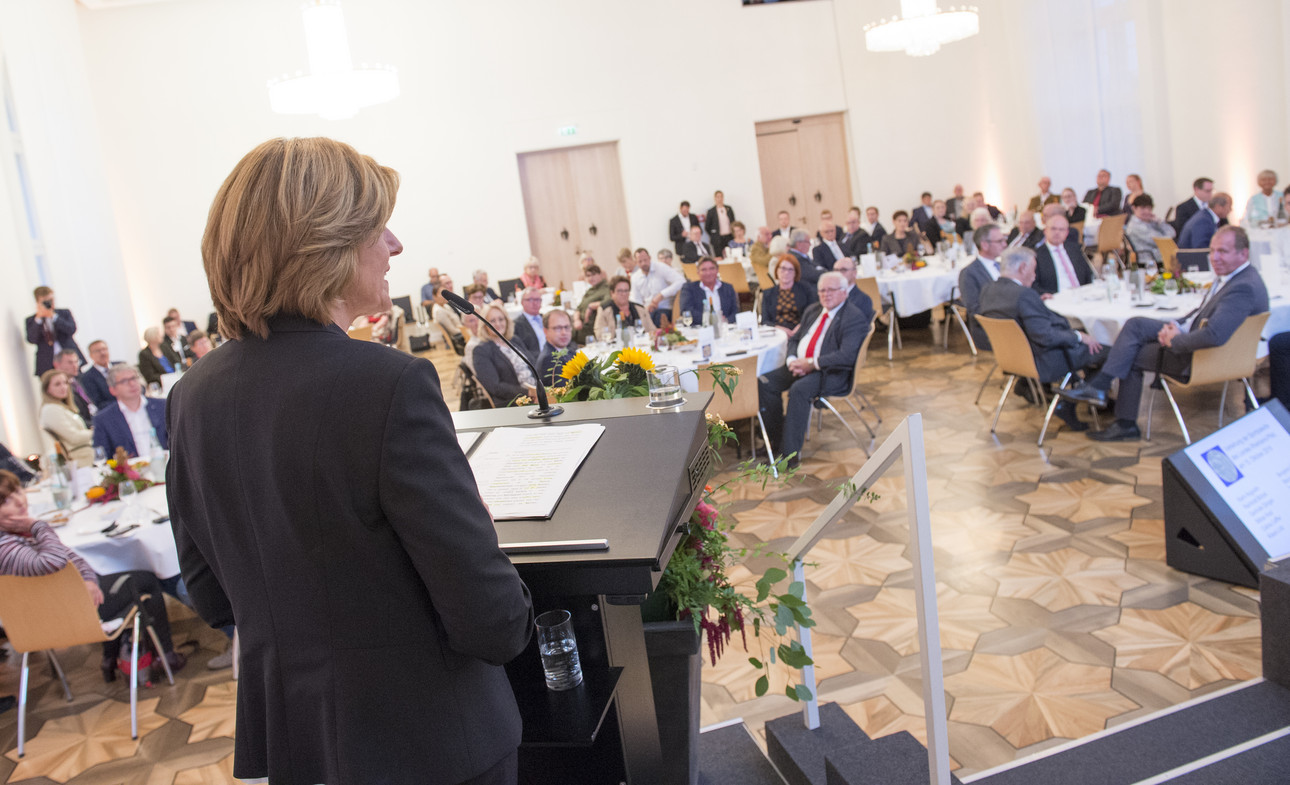 Ministerpräsidentin Malu Dreyer spricht bei der Überreichung der Sportplakette