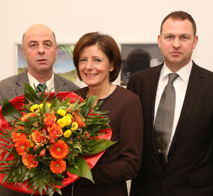 Volker Schmitt und Christian Smedla (v.l.), übergaben der Ministerpräsidentin den farbenfrohen Strauß; Bild: Sämmer / © Staatskanzlei RLP