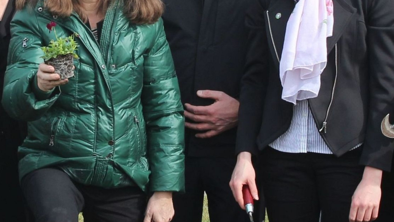Umweltministerin Ulrike Höfken unterstützte die Gärtner bei der Frühjahrsbepflanzung der Landesgartenschau in Landau; Bild: Landesgartenschau gGmbH Landau