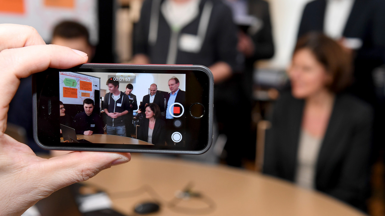 Schüler der Berufsbildenden Schule Cochem präsentieren Ministerpräsidentin Malu Dreyer ihr Projekt "Mobile Alarmierungseinheit" bei der Internet of Things - Innovationswerkstatt in der Staatskanzlei.