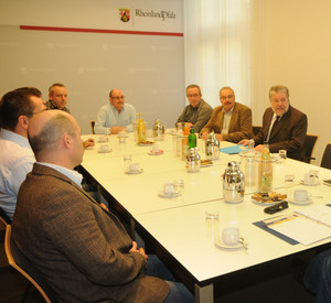 Ministerpräsident Beck mit den Betriebsräten von Keiper Rockenhausen; Bild: Wolf