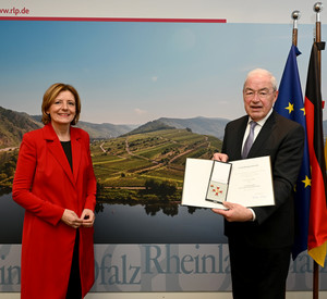 Ministerpräsidentin Malu Dreyer zeichnet Gernot Mittler mit Landesverdienstorden aus