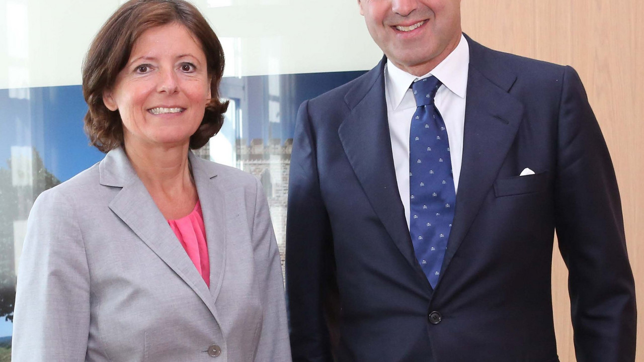 Ministerpräsidentin Malu Dreyer mit dem spanischen Botschafter Juan Pablo Garcia-Berdoy; Bild: Alexander Sell / © Staatskanzlei