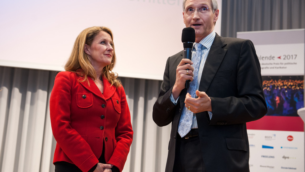 Die Jury-Vorsitzende der Rückblende und rheinland-pfälzische Staatssekretärin für Medien und Digitales, Heike Raab, mit dem Geschäftsführer des Bundesverbandes Deutscher Zeitungsverleger, Dietmar Wolff bei der Rückblende 2017