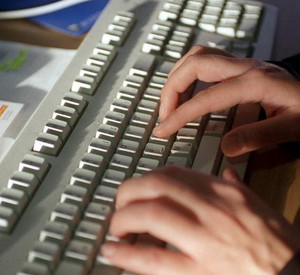 Hände an einer PC-Tastatur; Bild: dpa-Archiv