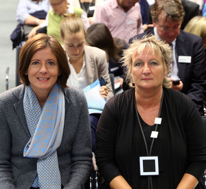 Malu Dreyer mit Irene Alt beim Familienkongress. Bild: Saemmer