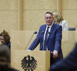 Ministerpräsident Alexander Schweitzer der letzten Bundesratssitzung 2024.