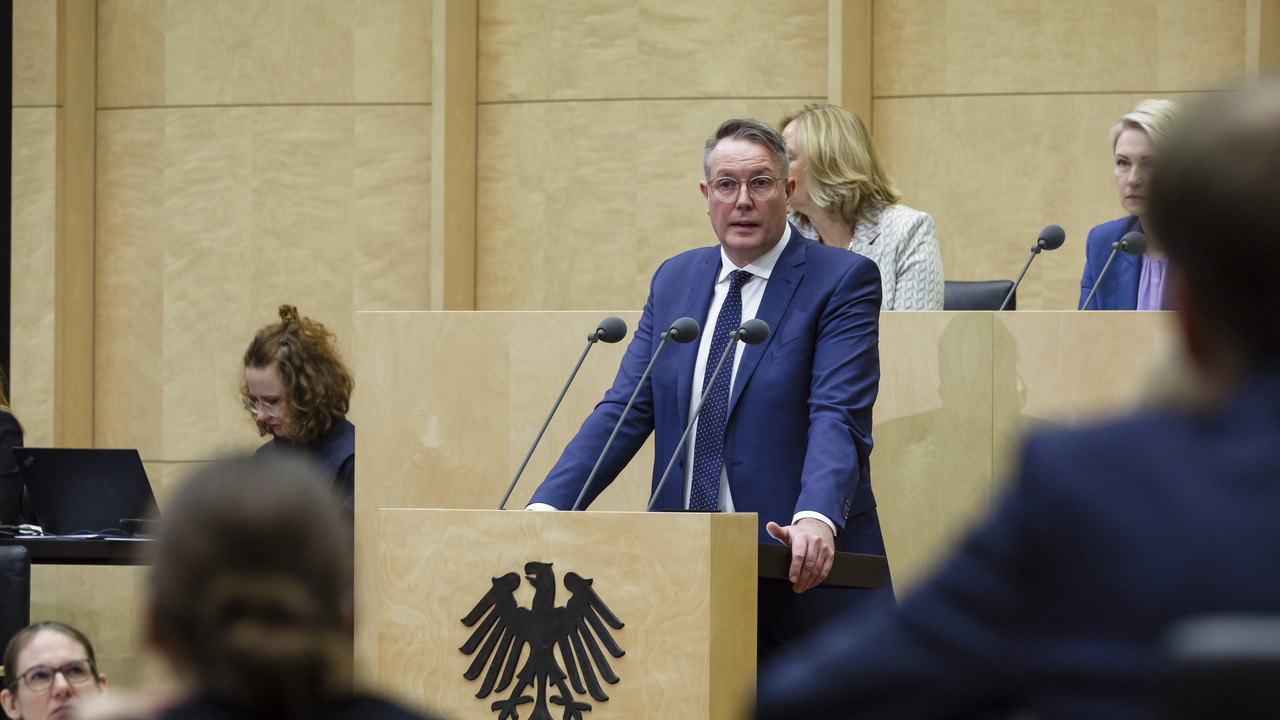 Ministerpräsident Alexander Schweitzer der letzten Bundesratssitzung 2024.
