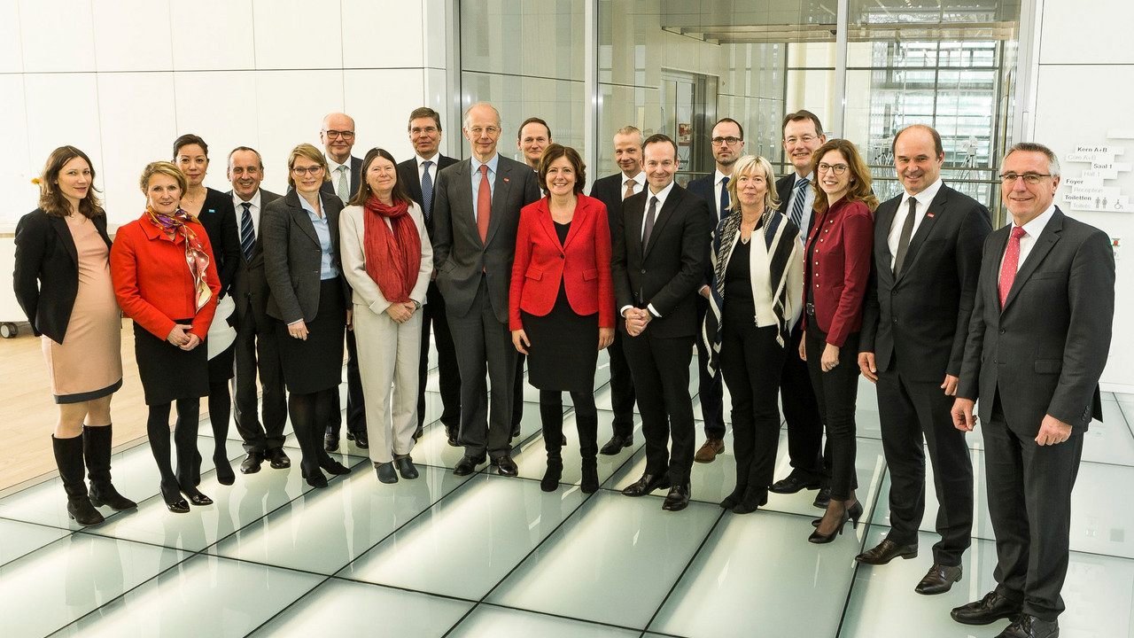 Die rheinland-pfälzische Landesregierung und der Vorstand der BASF SE haben sich zu Gesprächen in
Ludwigshafen getroffen. Im Mittelpunkt des Informationsaustauschs, der jährlich stattfindet, stand ein breites
Spektrum von Themen.