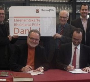 Staatssekretär Clemens Hoch bei der Unterzeichnung der Kooperationsvereinbarung zur Einführung der Ehrenamtskarte in Wissen