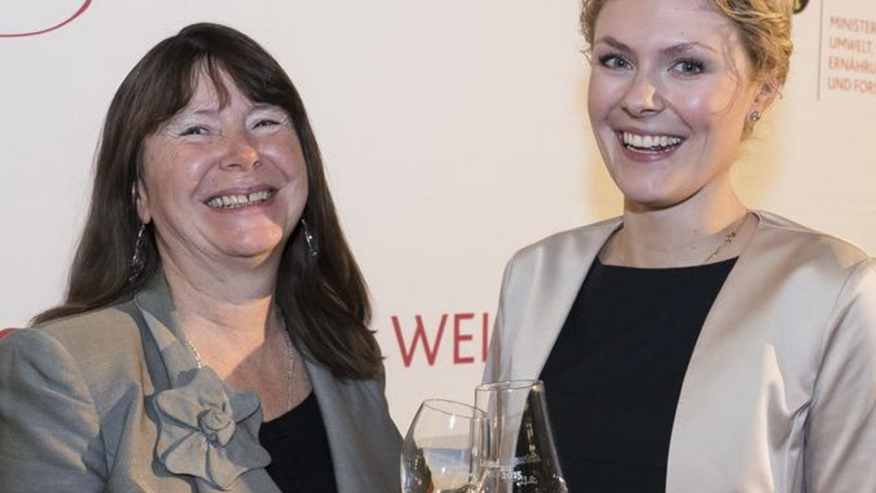 Weinbauministerin Ulrike Höfken mit der Deutschen Weinkönigin Janina Huhn; Bild: Henning Schacht