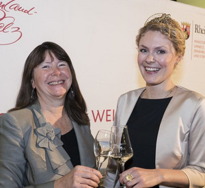 Weinbauministerin Ulrike Höfken mit der Deutschen Weinkönigin Janina Huhn; Bild: Henning Schacht