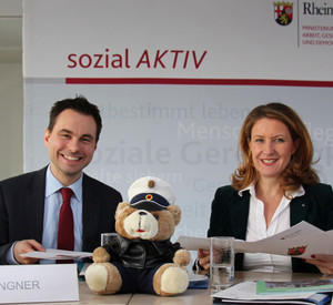 Staatssekretär Langner und Staatssekretärin Raab bei der Unterzeichnung; Bild: rlp